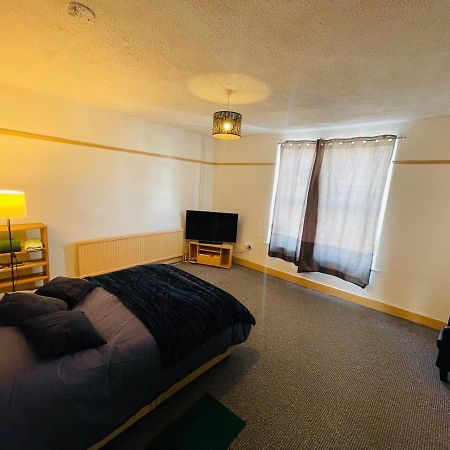 Shous Guest House Emersons Green Экстерьер фото