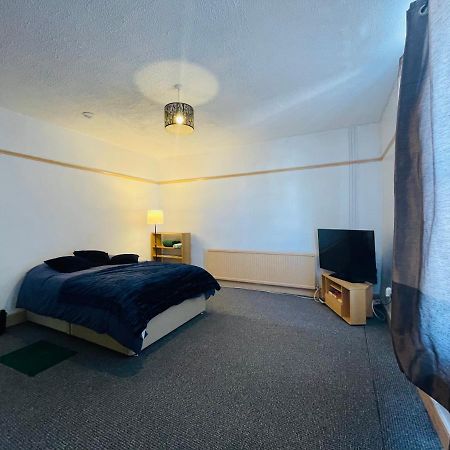 Shous Guest House Emersons Green Экстерьер фото