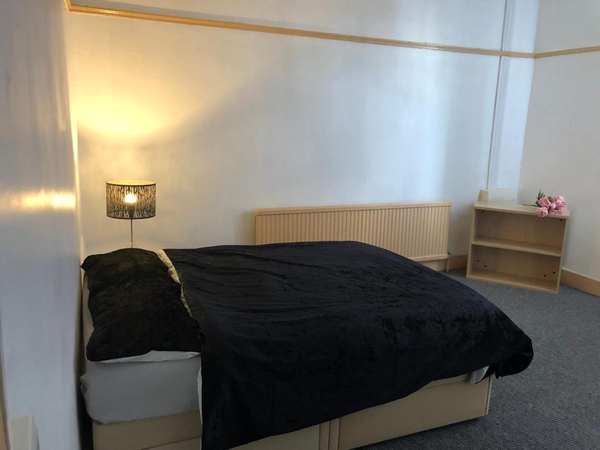 Shous Guest House Emersons Green Экстерьер фото