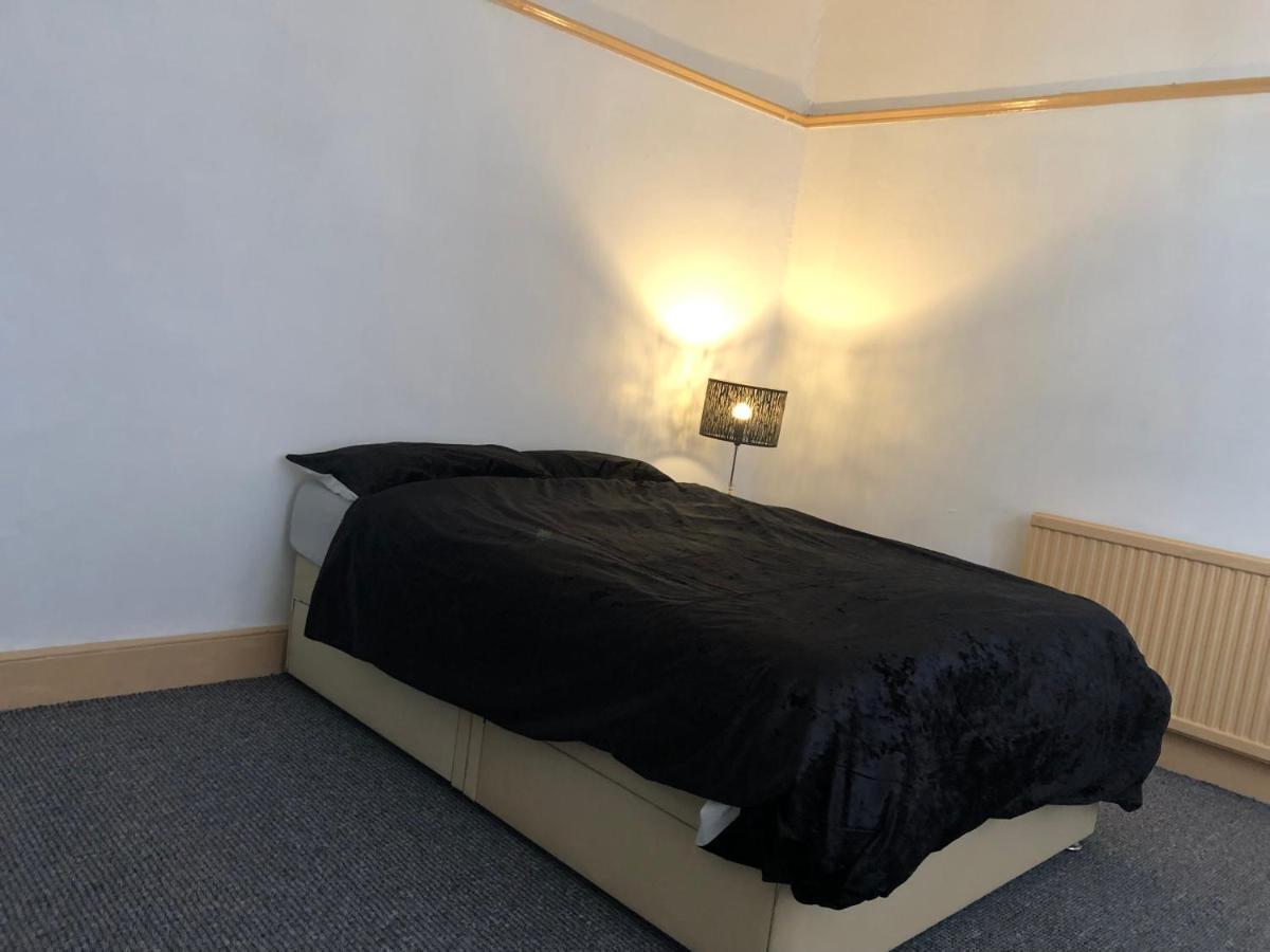 Shous Guest House Emersons Green Экстерьер фото
