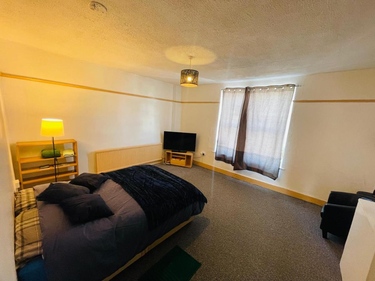 Shous Guest House Emersons Green Экстерьер фото